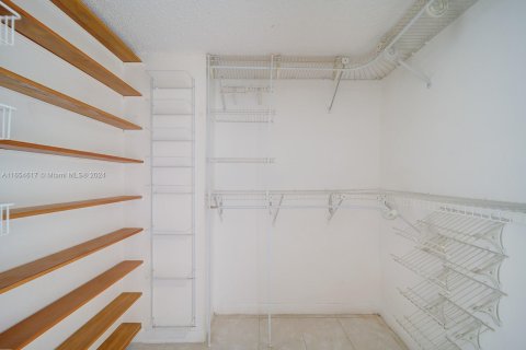 Condo in North Miami Beach, Florida, 1 bedroom  № 1351687 - photo 7