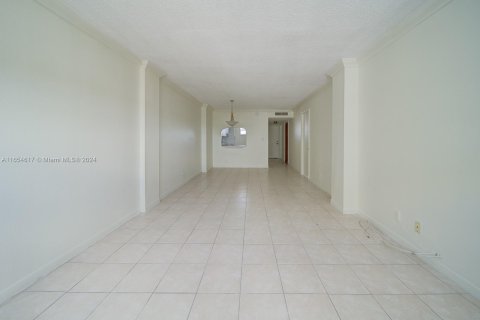 Condo in North Miami Beach, Florida, 1 bedroom  № 1351687 - photo 11