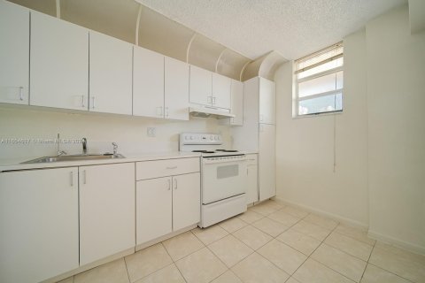 Condo in North Miami Beach, Florida, 1 bedroom  № 1351687 - photo 15