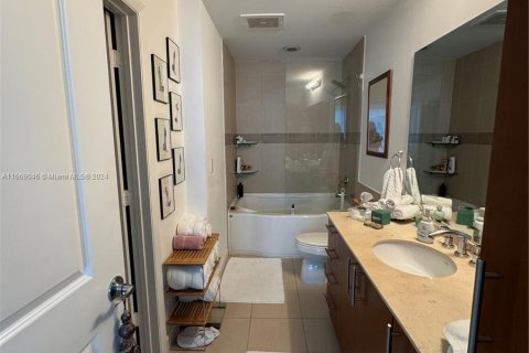 Apartment in Hallandale Beach, Florida 1 bedroom № 1385856 - photo 8