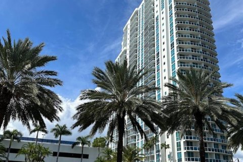 Apartment in Hallandale Beach, Florida 1 bedroom № 1385856 - photo 1