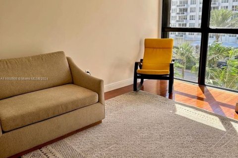 Condo in Miami Beach, Florida, 2 bedrooms  № 1385855 - photo 19