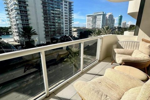 Condo in Miami Beach, Florida, 2 bedrooms  № 1385855 - photo 5