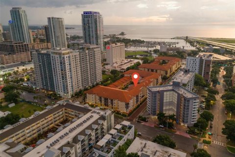 Condo in Saint Petersburg, Florida, 1 bedroom  № 1372199 - photo 3