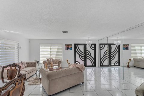 Casa en venta en Hialeah, Florida, 5 dormitorios, 267.65 m2 № 1372336 - foto 3