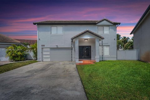 Casa en venta en Hialeah, Florida, 5 dormitorios, 267.65 m2 № 1372336 - foto 1