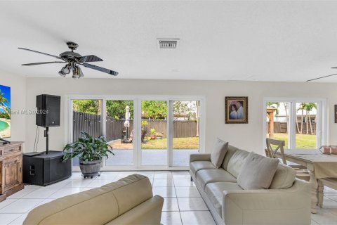 Casa en venta en Hialeah, Florida, 5 dormitorios, 267.65 m2 № 1372336 - foto 9