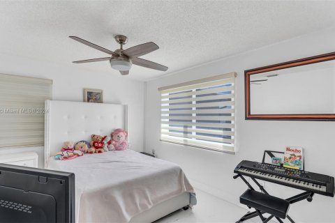 Casa en venta en Hialeah, Florida, 5 dormitorios, 267.65 m2 № 1372336 - foto 25