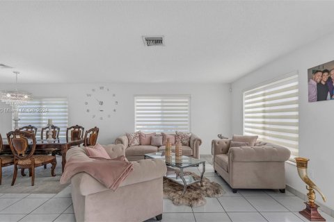 Casa en venta en Hialeah, Florida, 5 dormitorios, 267.65 m2 № 1372336 - foto 5