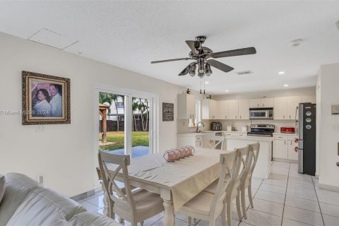 Casa en venta en Hialeah, Florida, 5 dormitorios, 267.65 m2 № 1372336 - foto 8