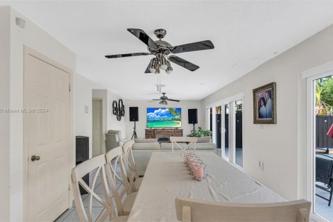 Casa en venta en Hialeah, Florida, 5 dormitorios, 267.65 m2 № 1372336 - foto 11