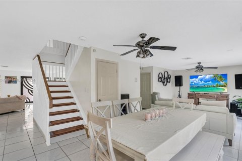 House in Hialeah, Florida 5 bedrooms, 267.65 sq.m. № 1372336 - photo 7