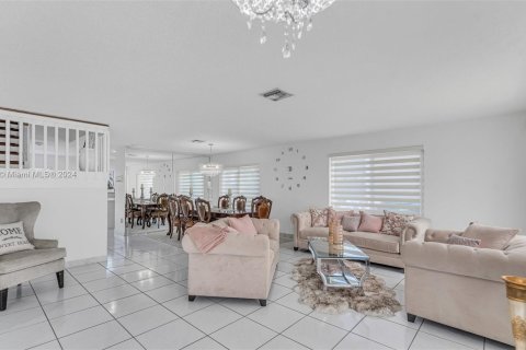 Casa en venta en Hialeah, Florida, 5 dormitorios, 267.65 m2 № 1372336 - foto 4