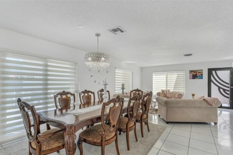 Casa en venta en Hialeah, Florida, 5 dormitorios, 267.65 m2 № 1372336 - foto 2