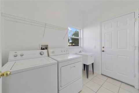 Villa ou maison à vendre à Kissimmee, Floride: 4 chambres, 221.85 m2 № 1287785 - photo 12