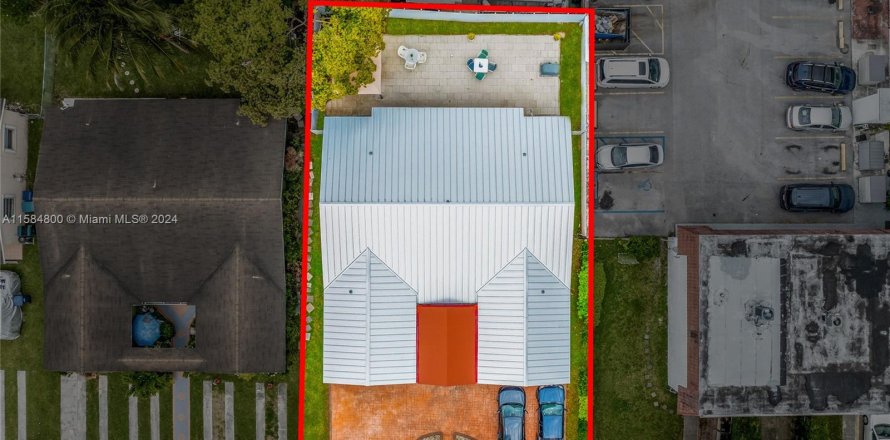 Commercial property in Sweetwater, Florida № 1170739