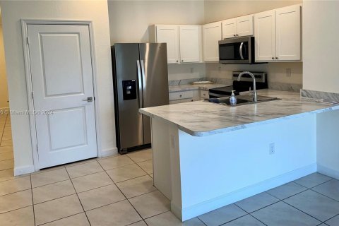 Townhouse in Florida City, Florida 3 bedrooms, 138.24 sq.m. № 1177524 - photo 4