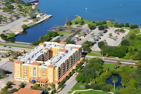 Condo in Sarasota, Florida, 1 bedroom  № 1378109 - photo 1