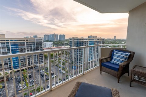 Condo in Hallandale Beach, Florida, 2 bedrooms  № 1325435 - photo 4