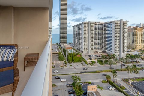 Condo in Hallandale Beach, Florida, 2 bedrooms  № 1325435 - photo 3