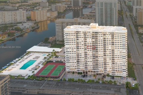 Condo in Hallandale Beach, Florida, 2 bedrooms  № 1325435 - photo 1