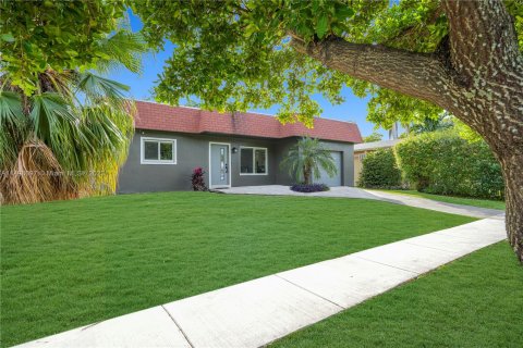 Casa en venta en Dania Beach, Florida, 2 dormitorios, 113.99 m2 № 883908 - foto 1