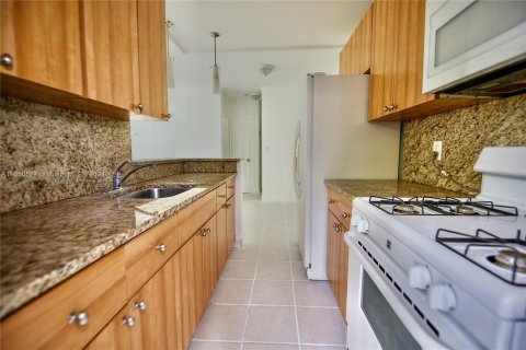 Condo in Miami Beach, Florida, 1 bedroom  № 1345031 - photo 5