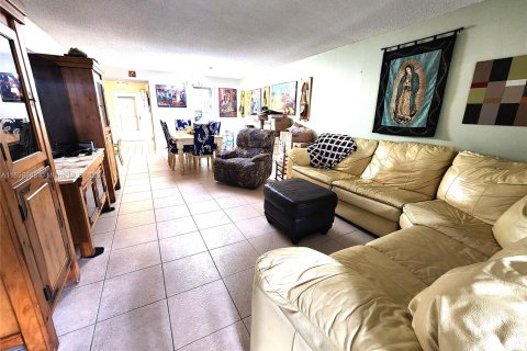 Condo in Lauderhill, Florida, 3 bedrooms  № 1185784 - photo 9