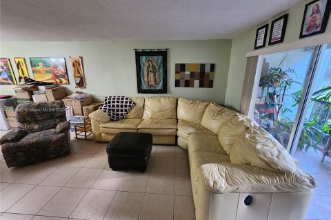 Condo in Lauderhill, Florida, 3 bedrooms  № 1185784 - photo 4