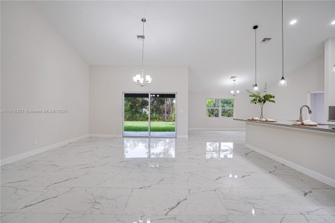 House in Port St. Lucie, Florida 3 bedrooms, 268.67 sq.m. № 948822 - photo 8