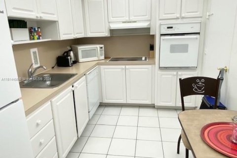 Condo in Hollywood, Florida, 1 bedroom  № 948821 - photo 13