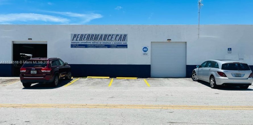 Commercial property in Pompano Beach, Florida № 1294929