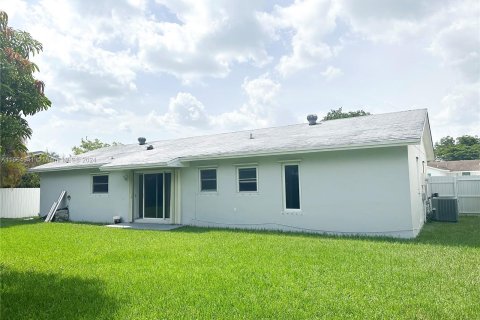 House in Miami, Florida 3 bedrooms, 116.31 sq.m. № 1378559 - photo 2