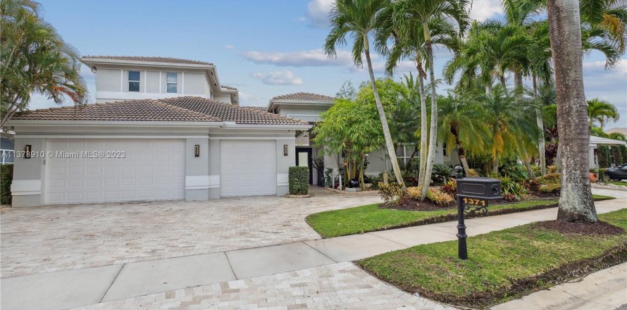 House in Weston, Florida 5 bedrooms, 451.41 sq.m. № 448988
