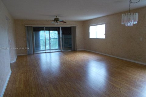 Condo in Pembroke Pines, Florida, 2 bedrooms  № 1209786 - photo 3