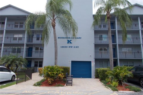 Condo in Pembroke Pines, Florida, 2 bedrooms  № 1209786 - photo 1