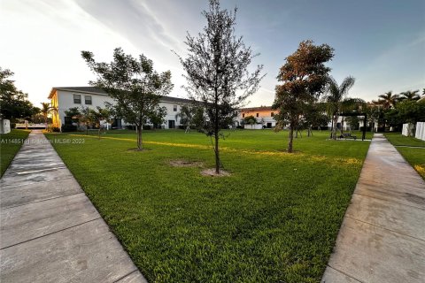 Townhouse in Florida City, Florida 3 bedrooms, 138.24 sq.m. № 835781 - photo 5