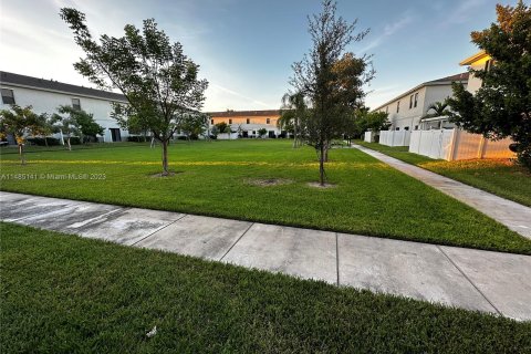 Townhouse in Florida City, Florida 3 bedrooms, 138.24 sq.m. № 835781 - photo 4
