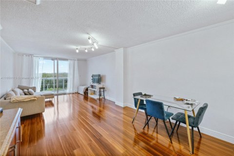 Condo in North Miami Beach, Florida, 1 bedroom  № 1332499 - photo 13