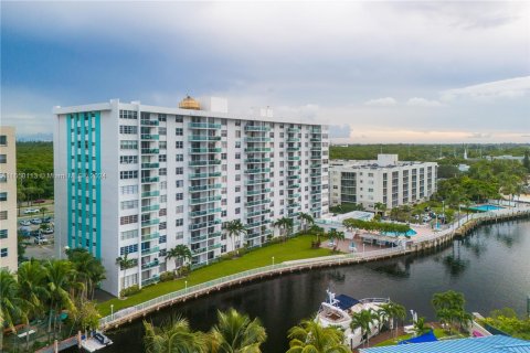 Condo in North Miami Beach, Florida, 1 bedroom  № 1332499 - photo 2