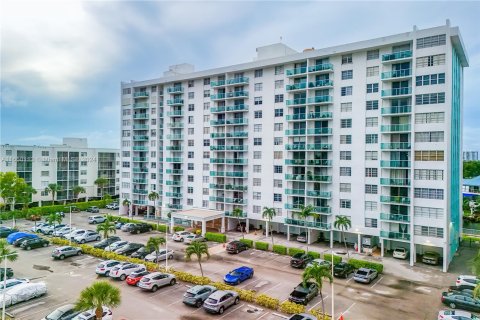 Condo in North Miami Beach, Florida, 1 bedroom  № 1332499 - photo 1