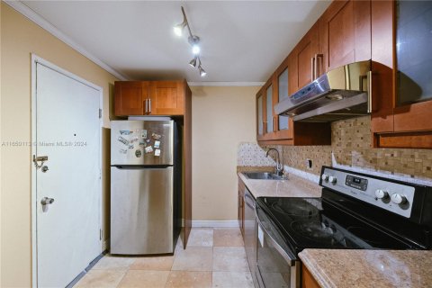 Condo in North Miami Beach, Florida, 1 bedroom  № 1332499 - photo 7