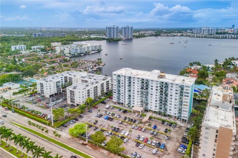 Condo in North Miami Beach, Florida, 1 bedroom  № 1332499 - photo 3