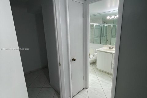 Condominio en venta en Miami Beach, Florida, 2 dormitorios, 98.85 m2 № 28971 - foto 17