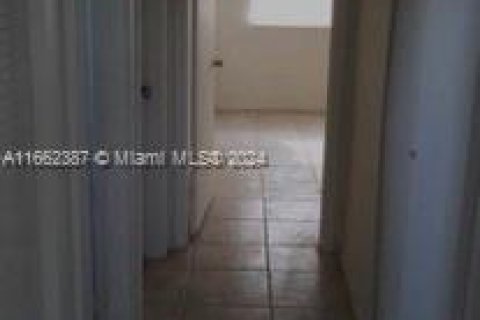 Apartment in Mangonia Park, Florida 2 bedrooms, 78.04 sq.m. № 1387956 - photo 2