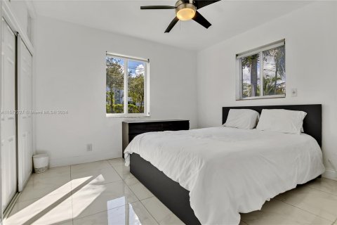 House in Hollywood, Florida 4 bedrooms, 180.23 sq.m. № 1145282 - photo 18