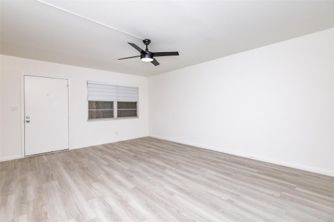 Condo in Coconut Creek, Florida, 2 bedrooms  № 1128981 - photo 22