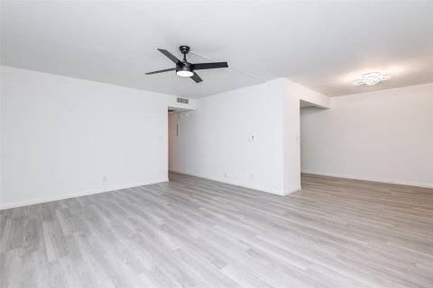 Condo in Coconut Creek, Florida, 2 bedrooms  № 1128981 - photo 18