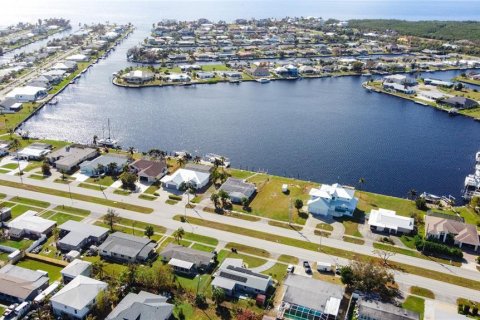 House in Port Charlotte, Florida 3 bedrooms, 122.63 sq.m. № 1425084 - photo 10