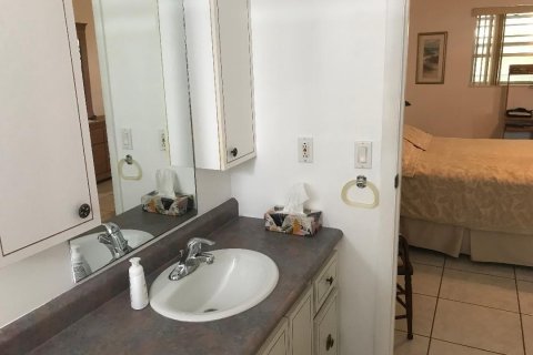 Condo in Lauderdale Lakes, Florida, 1 bedroom  № 945136 - photo 11